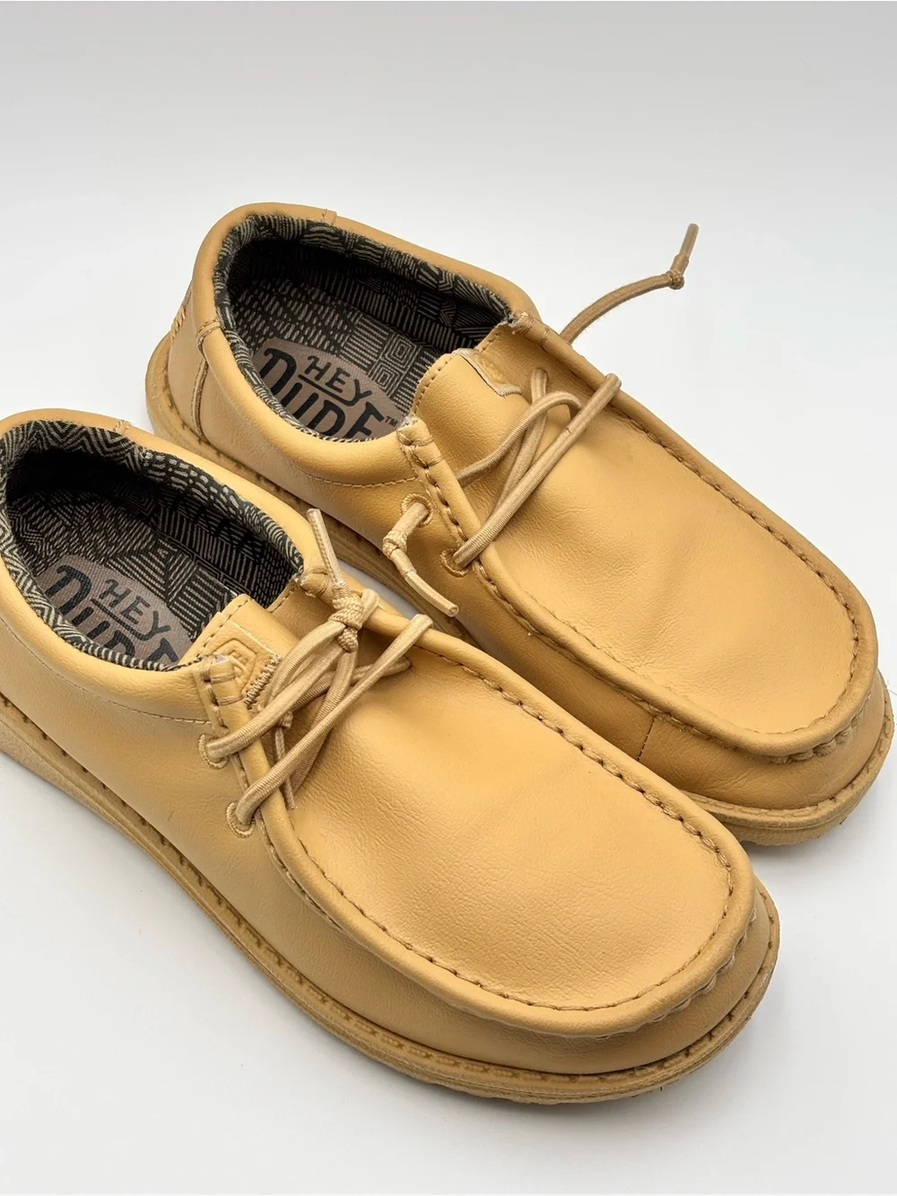 Hey Dude Wally Mono Leather Tan Slip-on Loafers Comfortable Light-Weight Size 4